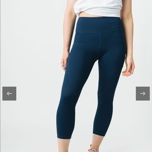 Zyia Navy light n tight Capri - EUC 16/18